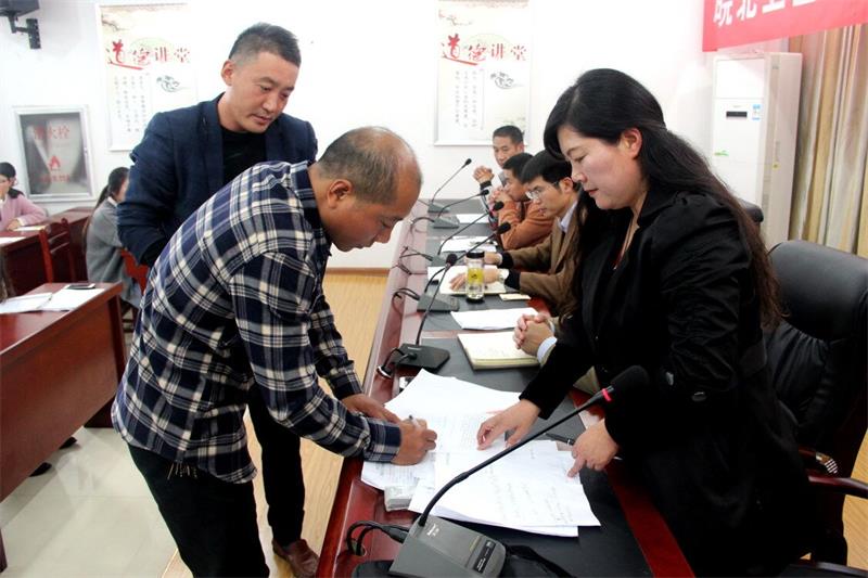 两食堂经理签订食品安全责任书.jpg 两食堂经理签订食品安全责任书.jpg