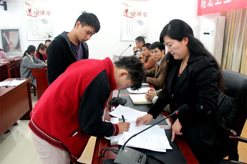 伙委会、学生会签订食品安全责任书.jpg 伙委会、学生会签订食品安全责任书.jpg