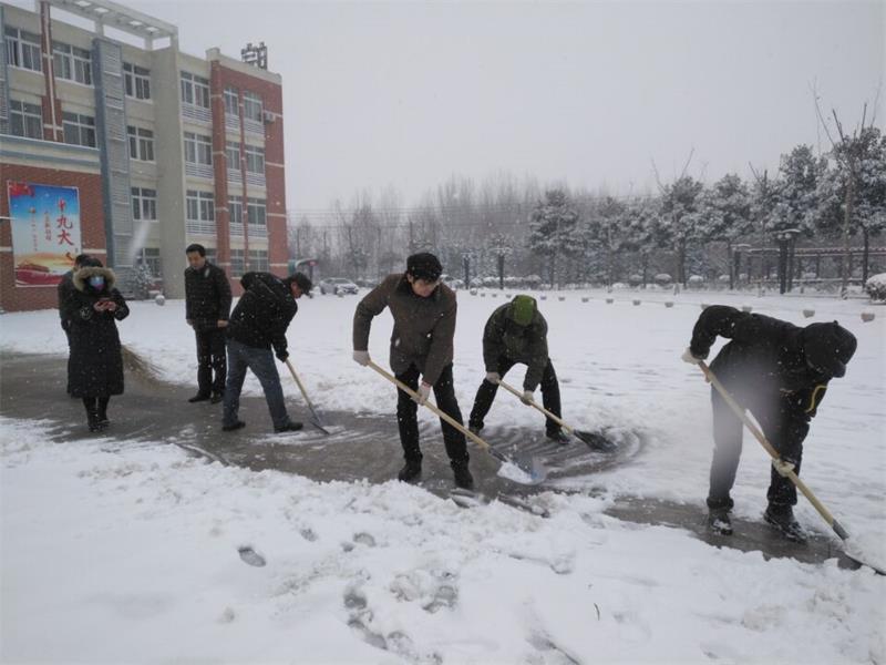 工作人员在清理楼道口积雪 (2).jpg 工作人员在清理楼道口积雪 (2).jpg