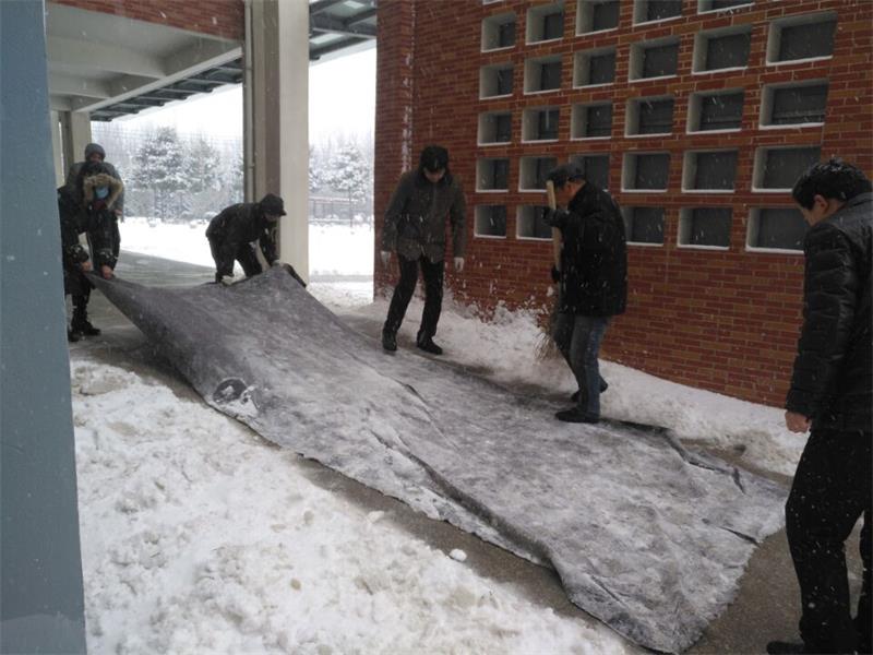 铺设防滑毛毡.jpg 铺设防滑毛毡.jpg