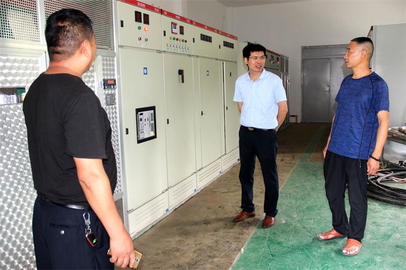 检查组对配电室进行检查.JPG 检查组对配电室进行检查.JPG