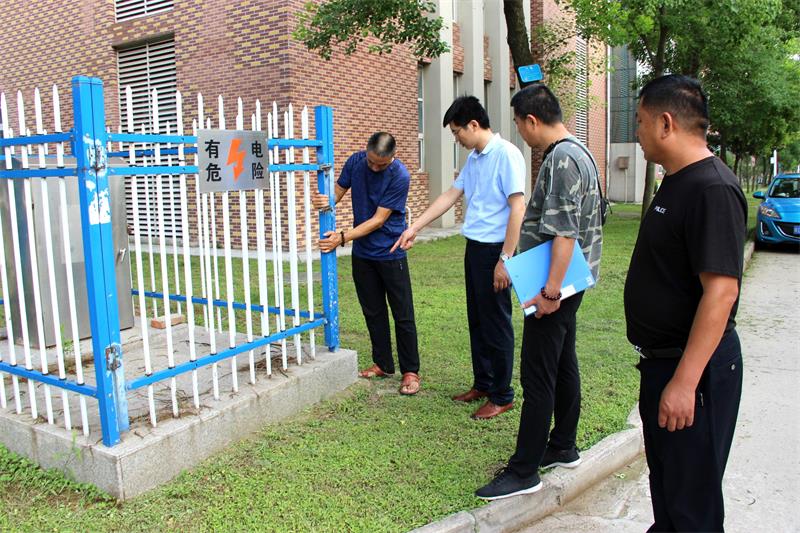 检查组对配电箱安全进行检查.JPG 检查组对配电箱安全进行检查.JPG