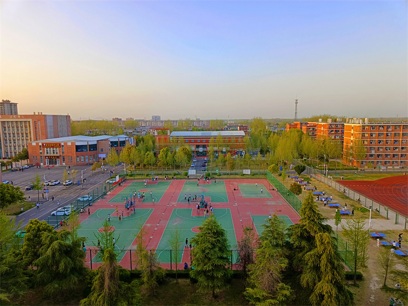 篮球场地.jpg 篮球场地.jpg